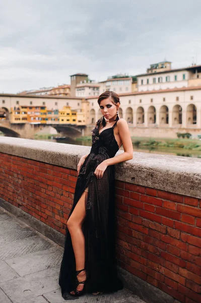 Una Hermosa Novia Elegante Vestido Negro Camina Través Florencia Una — Foto de Stock