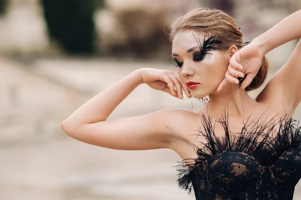 Uma Noiva Elegante Vestido Noiva Preto Posa Antiga Cidade Francesa — Fotografia de Stock