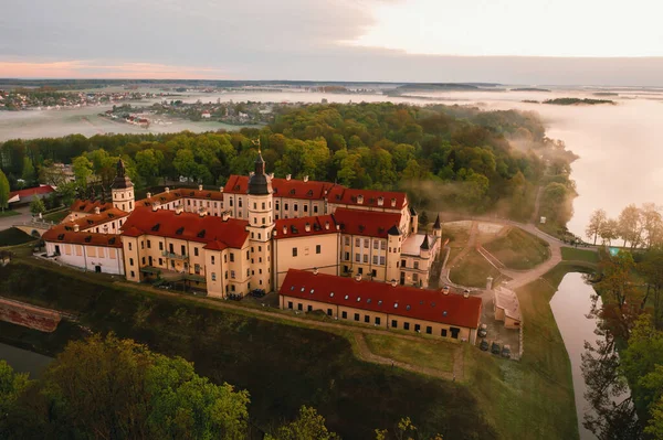 Nesvizh Castle 벨로루시 비체에 가문의 용성으로 무렵아름다운 모습이 보인다 — 스톡 사진