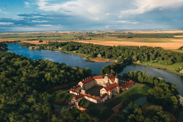Nesvizh Şatosu 'nun sonbahar akşamı havadan çekilmiş fotoğrafı, Belarus Minsk, üst manzara..