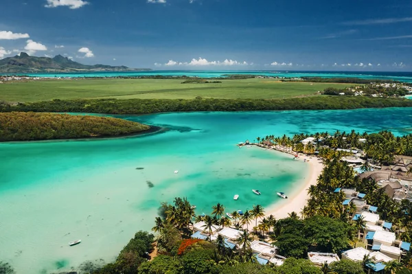 Mauritius Adası 'nın doğu kıyısının havadan görüntüsü. Mauritius Adası 'nın güzel gölü yukarıdan vuruldu. Turkuaz gölde tekne gezintisi.