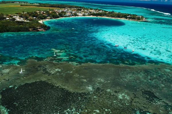 毛里求斯岛东海岸的航拍照片 毛里求斯岛上美丽的泻湖从上方射来 在绿松石泻湖航行的船 — 图库照片