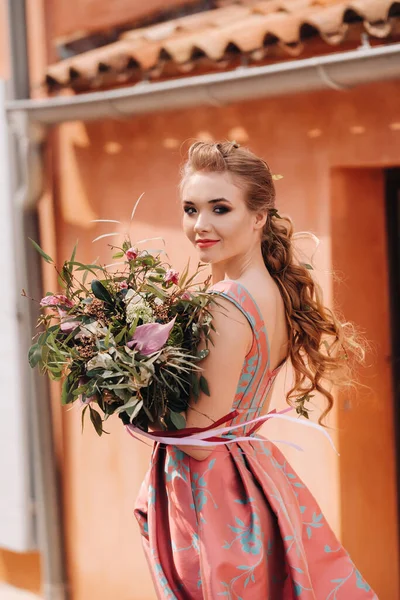 Młoda Modelka Pięknej Sukience Bukietem Kwiatów Wsi Francji Dziewczyna Kwiatami — Zdjęcie stockowe