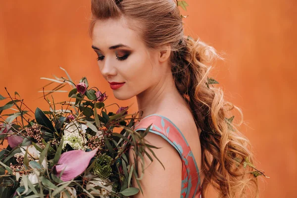 Egy Fiatal Modell Lány Egy Gyönyörű Ruhában Egy Csokor Virággal — Stock Fotó