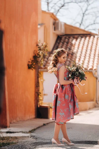 Ein Junges Model Mädchen Einem Wunderschönen Kleid Mit Einem Blumenstrauß — Stockfoto