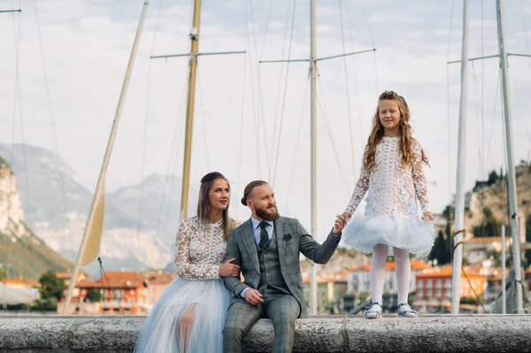 Włochy Jezioro Garda Piękna Rodzina Nad Brzegiem Jeziora Garda Włoszech — Zdjęcie stockowe