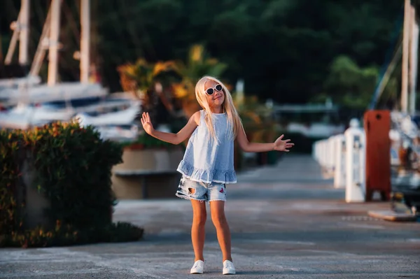 Menina Bonito Perto Dos Iates Verão Viajar Aventura Passeios Barco — Fotografia de Stock