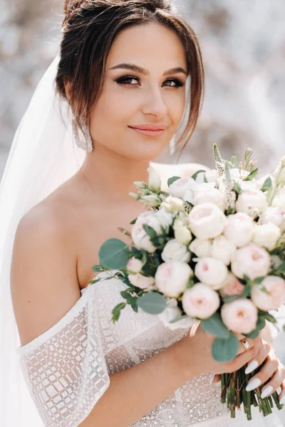 Красива Наречена Весільній Сукні Букетом Вершині Солоних Гір Приголомшлива Молода — стокове фото