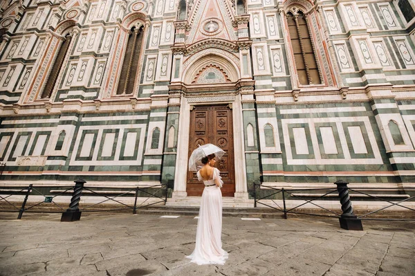 Eine Schöne Stilvolle Braut Mit Einem Regenschirm Spaziert Durch Die — Stockfoto