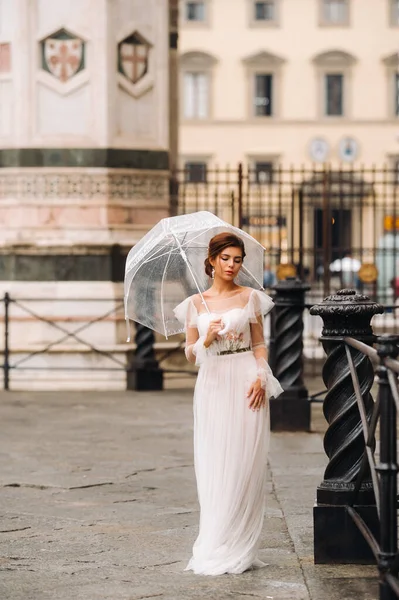 Eine Schöne Stilvolle Braut Mit Einem Regenschirm Spaziert Durch Die — Stockfoto