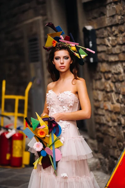 Beau Modèle Fille Élégant Dans Une Robe Mariée Rose Photographié — Photo