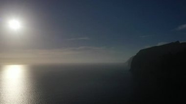 Günbatımında Acantilados de Los Gigantes uçurumlarının hava manzarası, Tenerife, Kanarya adaları, İspanya.