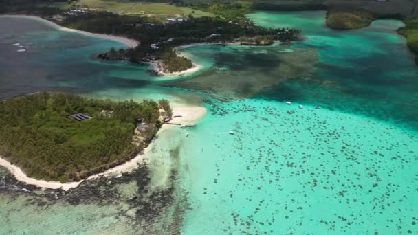 モーリシャスの美しいサンゴ礁の鳥の目のビュー モーリシャス島の素晴らしいサンゴ礁と青いラグーン — ストック動画
