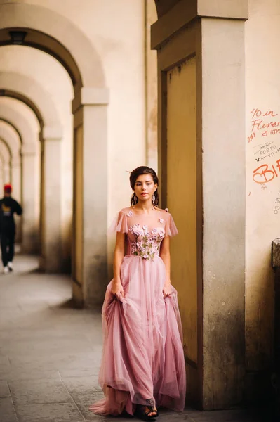 Egy Fiatal Gyönyörű Menyasszony Áll Firenze Óvárosának Központjában Olaszországban Menyasszony — Stock Fotó