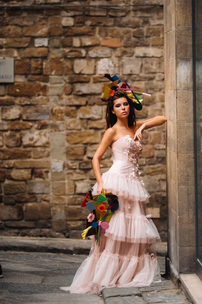 Bella Modella Ragazza Elegante Abito Sposa Rosa Fotografato Firenze Tenendo — Foto Stock