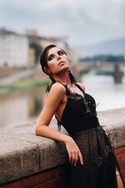 Une Belle Mariée Élégante Dans Une Robe Noire Traverse Florence — Photo
