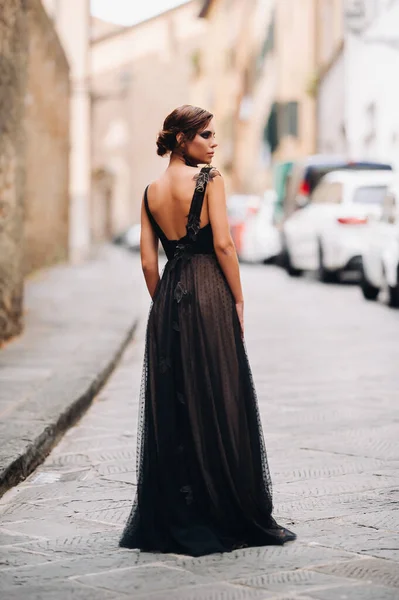 Piękna Stylowa Panna Młoda Czarnej Sukience Spaceruje Florencji Modelka Czarnej — Zdjęcie stockowe