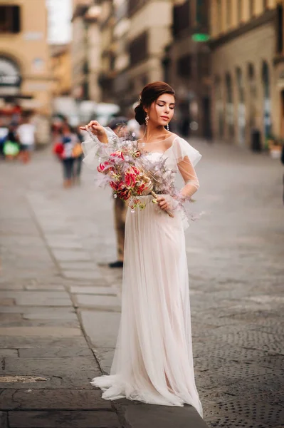 Die Brautjungfer Mit Wunderschönem Blumenmuster Als Maske Florenz Stilvolle Braut — Stockfoto