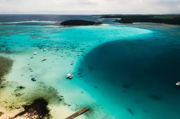毛里求斯岛东海岸的航拍照片 毛里求斯岛上美丽的泻湖从上方射来 在绿松石泻湖航行的船 — 图库照片