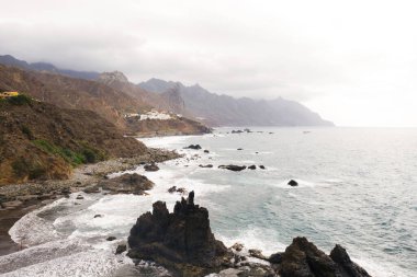 Tenerife 'nin kuzeyindeki kayalık kayalıklar. Kanarya Adaları 'ndaki güzel Benijo plajı. Kayalar, volkanik kayalar, Atlantik Okyanusu.