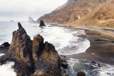Tenerife 'nin kuzeyindeki kayalık kayalıklar. Kanarya Adaları 'ndaki güzel Benijo plajı. Kayalar, volkanik kayalar, Atlantik Okyanusu.