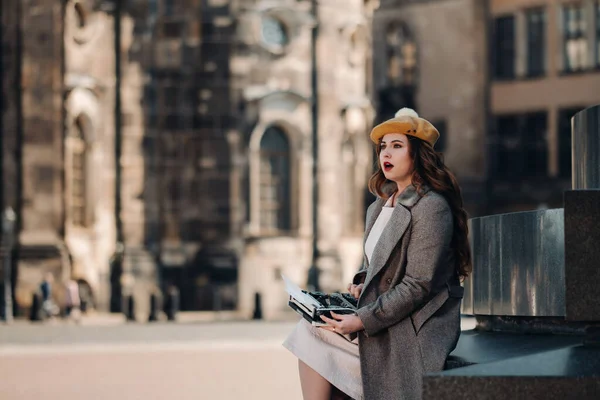 Snygg Ung Vacker Flicka Sitter Och Skriver Gamla Stan Dresden — Stockfoto