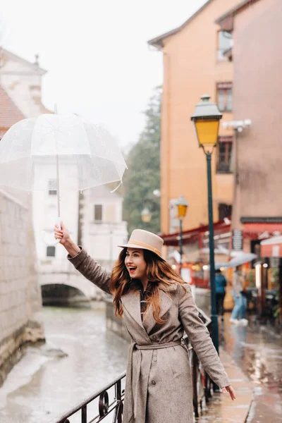 Schöne Romantische Mädchen Mantel Und Hut Mit Einem Durchsichtigen Regenschirm — Stockfoto