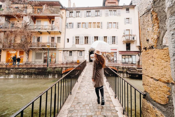 Schöne Romantische Mädchen Mantel Und Hut Mit Einem Durchsichtigen Regenschirm — Stockfoto