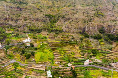 La Gomera, Kanarya Adaları, İspanya 'daki dağların panoramik manzarası. Gomera adasının güzel manzarası.