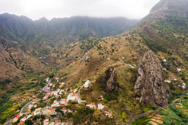 La Gomera, Kanarya Adaları, İspanya 'daki dağların panoramik manzarası. Gomera adasının güzel manzarası.