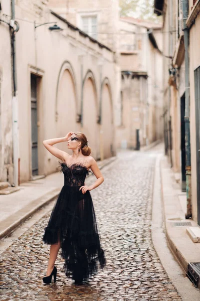 Siyah gelinlikli şık bir gelin eski Fransız şehri Avignon 'da poz veriyor. Siyah elbiseli bir manken. Avignon, Provence 'deki Papalık Sarayı.