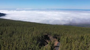 Teide Ulusal Parkı, Tenerife, Kanarya Adaları, İspanya 'da bulutların üzerinden inanılmaz bir uçuş. Bulutların üstünde gün batımı..