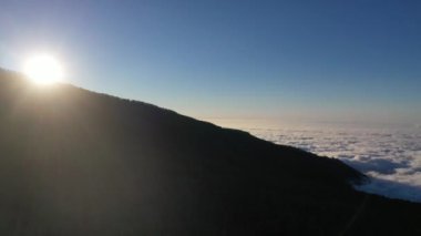 Teide Ulusal Parkı, Tenerife, Kanarya Adaları, İspanya 'da bulutların üzerinden inanılmaz bir uçuş. Bulutların üstünde gün batımı.