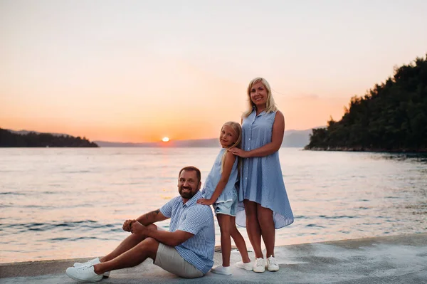 Piękna Rodzina Spacery Molo Pobliżu Morza Zachodzie Słońca — Zdjęcie stockowe
