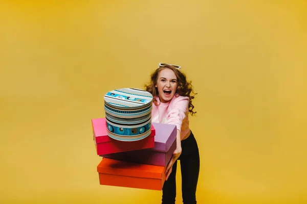 Una Joven Feliz Con Cajas Papel Coloridas Después Comprar Aisladas — Foto de Stock