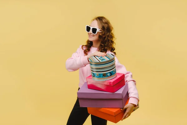 Een Gelukkige Jonge Vrouw Met Kleurrijke Papieren Dozen Het Winkelen — Stockfoto