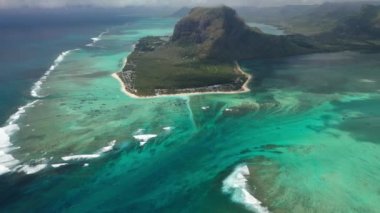 Le Morne Brabant Dağı 'nın güzel kuş bakışı manzarası ve Mauritius' taki Hint okyanusu dalgaları. Hint Okyanusu 'ndaki Le Morne Dağı' nın yanındaki su altı şelalesi..
