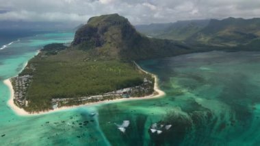 Le Morne Brabant Dağı 'nın güzel kuş bakışı manzarası ve Mauritius' taki Hint okyanusu dalgaları. Hint Okyanusu 'ndaki Le Morne Dağı' nın yanındaki su altı şelalesi.