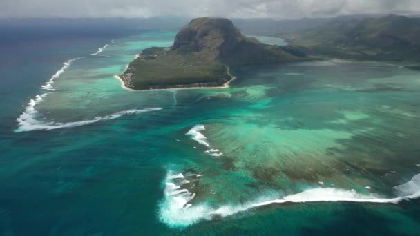 Vacker Fågelperspektiv Berget Morne Brabant Och Vågorna Indiska Oceanen Mauritius — Stockvideo