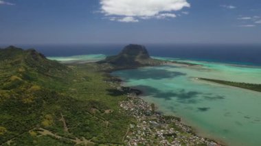 Le Morne Brabant Dağı 'nın güzel kuş bakışı manzarası ve Mauritius' taki Hint okyanusu dalgaları. Hint Okyanusu 'ndaki Le Morne Dağı' nın yanındaki su altı şelalesi.