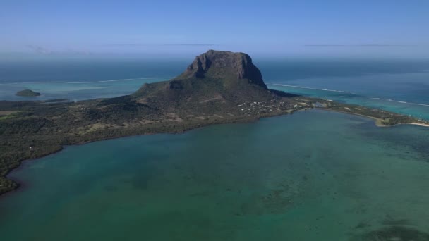 Vacker Fågelperspektiv Berget Morne Brabant Och Vågorna Indiska Oceanen Mauritius — Stockvideo