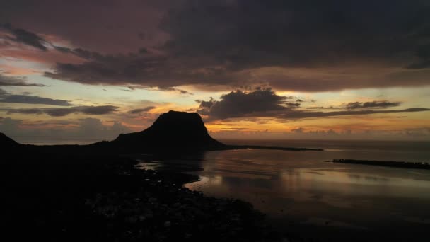 モーン ブラバント山の高さからの素晴らしい夕日とモーリシャスのインド洋の波インド海のル モーン山の近くの水中滝 — ストック動画