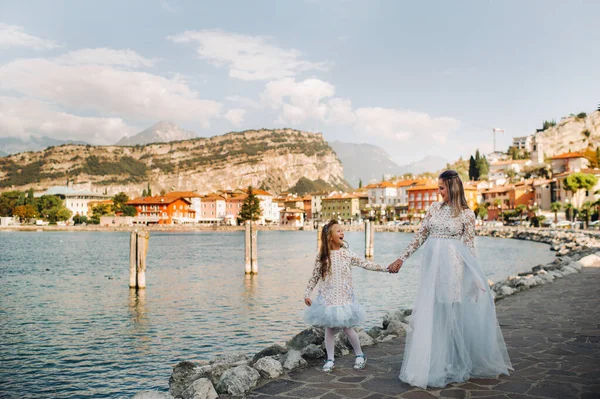 Itália Lago Garda Elegante Mãe Filha Nas Margens Lago Garda — Fotografia de Stock