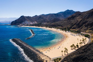 Sarı kumlu muhteşem bir sahil manzarası var. Yer: Santa Cruz de Tenerife, Tenerife, Kanarya Adaları. Sanatsal resim. Güzellik dünyası
