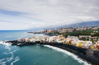 Punta Brava 'nın Tenerife Adası, Kanarya Adaları, Atlantik Okyanusu, İspanya' daki Puerto de la Cruz şehri yakınlarındaki küçük bir kasaba manzarası.