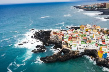 Punta Brava 'nın Tenerife Adası, Kanarya Adaları, Atlantik Okyanusu, İspanya' daki Puerto de la Cruz şehri yakınlarındaki küçük bir kasaba manzarası.