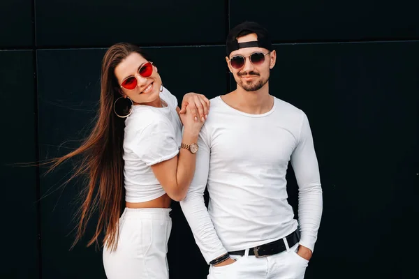 Ein Schönes Verliebtes Paar Weißen Stylischen Kleidern Spaziert Durch Die — Stockfoto