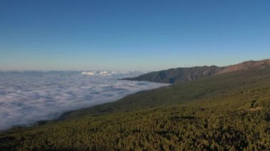 Teide Ulusal Parkı, Tenerife, Kanarya Adaları, İspanya 'da bulutların üzerinden inanılmaz bir uçuş. Bulutların üstünde gün batımı.