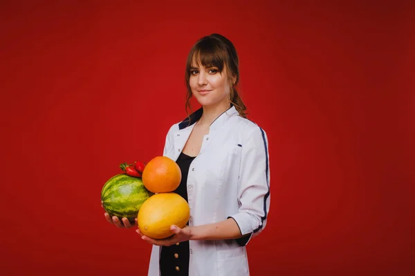 Una Enfermera Doctora Con Una Capa Blanca Con Fruta Las — Foto de Stock