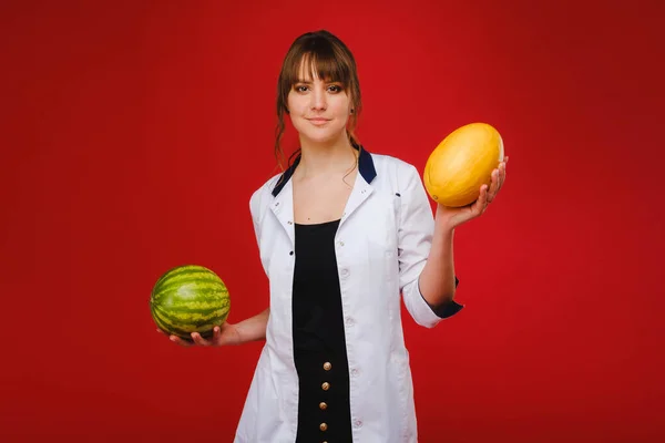 Una Enfermera Doctora Con Una Bata Blanca Con Fruta Las — Foto de Stock